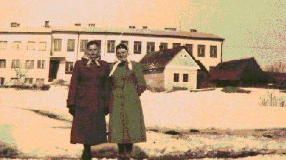 Pohad  na nov budovu v roku 1952 s uitekami H. Hvizdovou a M. Krettovou